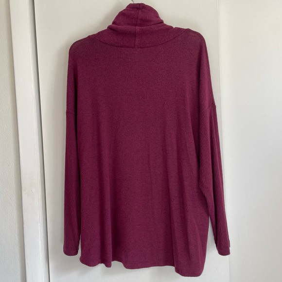 Lightweight burgundy sweater with drawstring cowl collar and front pockets - Picture 4 of 7